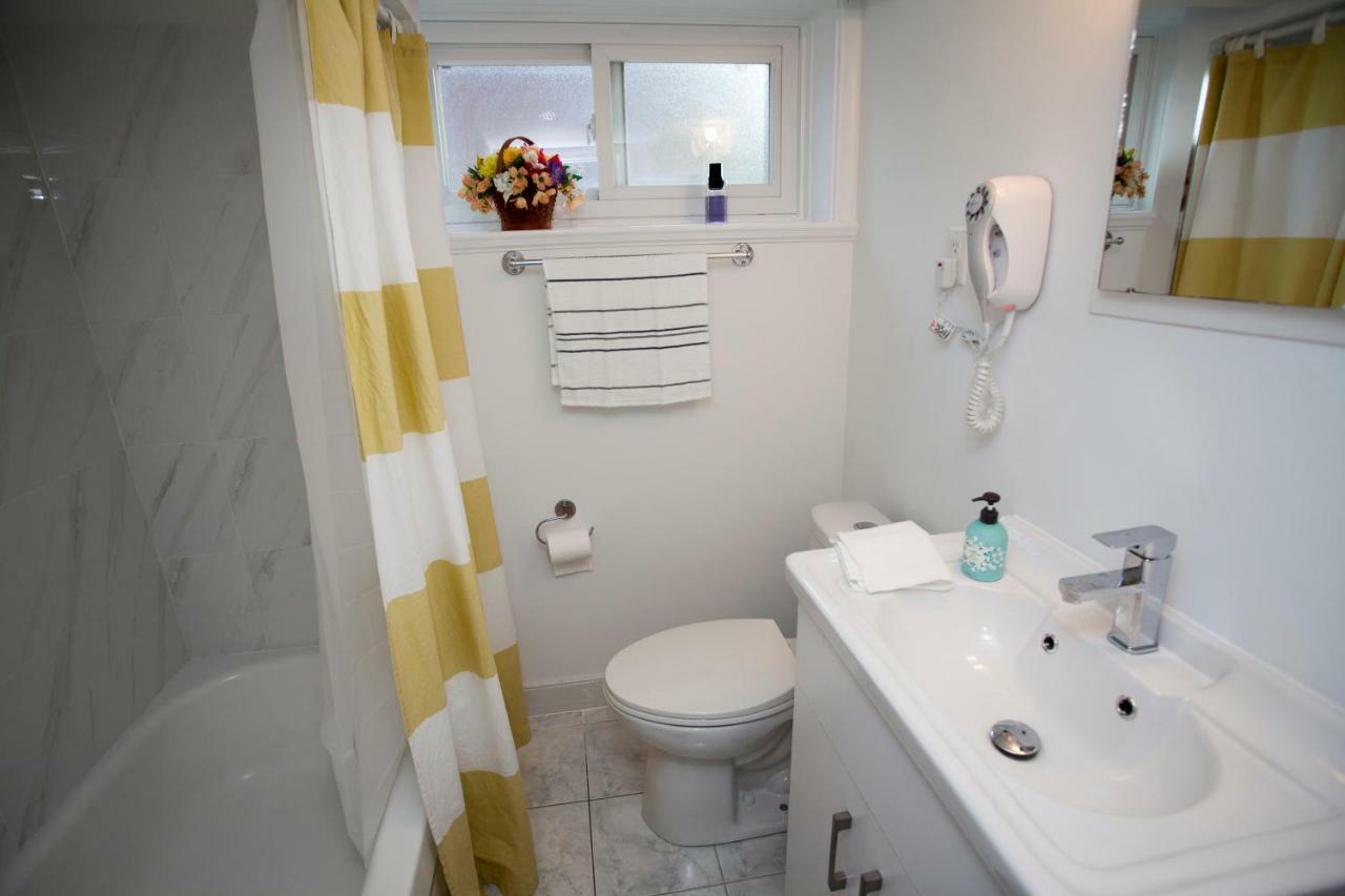 토론토 Cozy 3Br 2Bth Lower Unit, A Min To Hwy401, 404 & Dvp 빌라 외부 사진